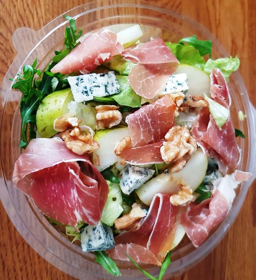 Sałatka z szynką parmeńską, serem pleśniowym (np. gorgonzola), orzechami włoskimi i gruszką.