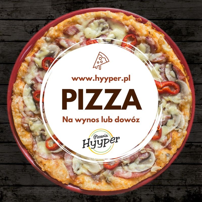 Kwadratowe zdjęcie reklamowe pizzy z pieczarkami, kiełbasą i papryką. Duży napis: "PIZZA Na wynos lub dowóz".